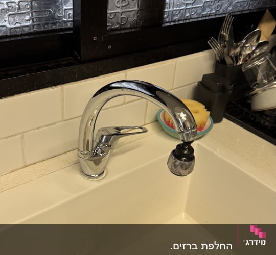 ברז מטבח עם מסנן מים מותקן